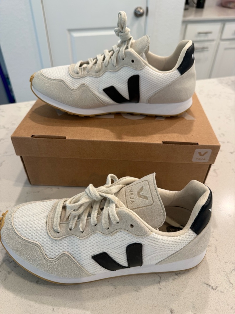 VEJA Low-Top Runners- 8.5